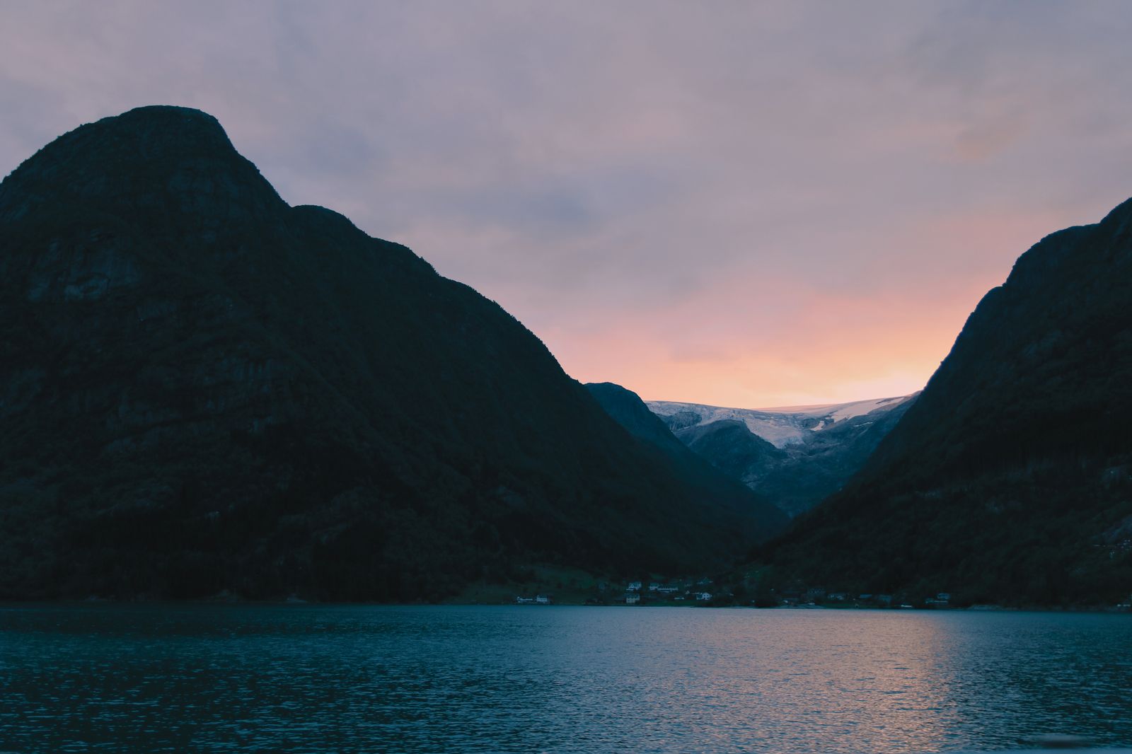 Norsk fjordlandskap i solnedgang